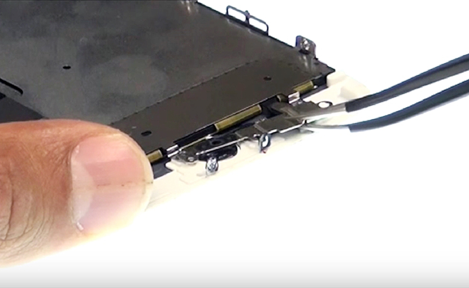 Changement d'écran complet pré-monté (châssis+vitre+LCD) sur iPhone 7 Plus photo 3